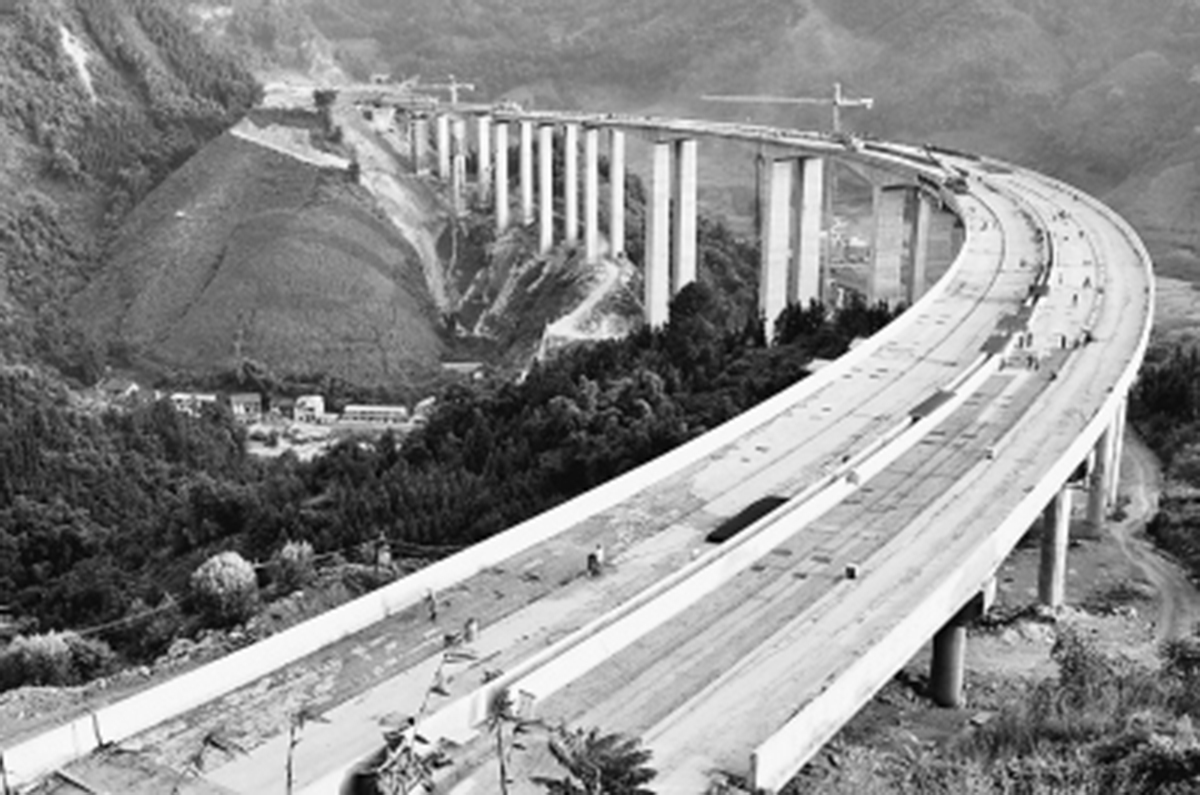 　　俯瞰建設中的拉會高架大橋，“C”字形蔚為壯觀。.jpg
